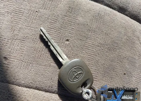 2001 Toyota Sienna Le/Xle z USA, uszkodzony, nr VIN 4T3ZF13C81U322318